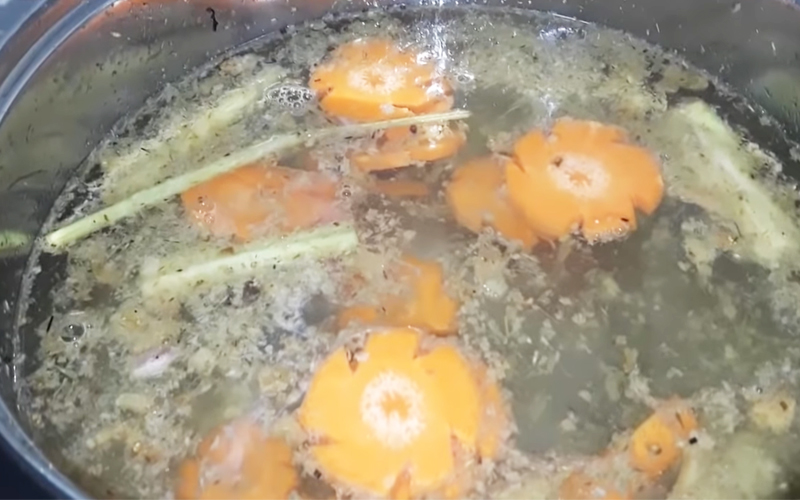 Nấu nước lẩu nấm hải sản