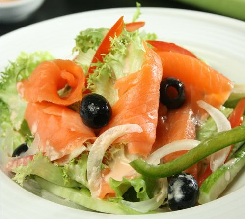 Vừa tiện, vừa ngon với Salad cá hồi hun khói – Hifood.com.vn