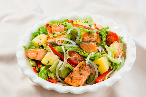 Salad Cá Hồi: Biến Tấu Nhiều Cách Làm Đơn Giản Mà Ngon Miệng