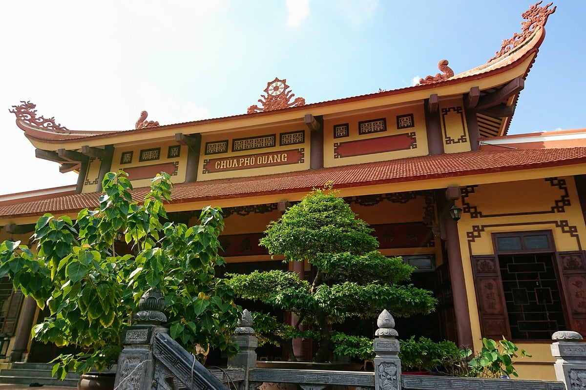 Cảnh quan yên bình tại chùa Phổ Quang Tân Bình