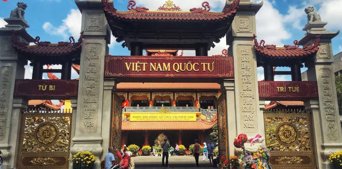 Việt Nam Quốc Tự rực rỡ cờ hoa đón xuân Bính Ngọ