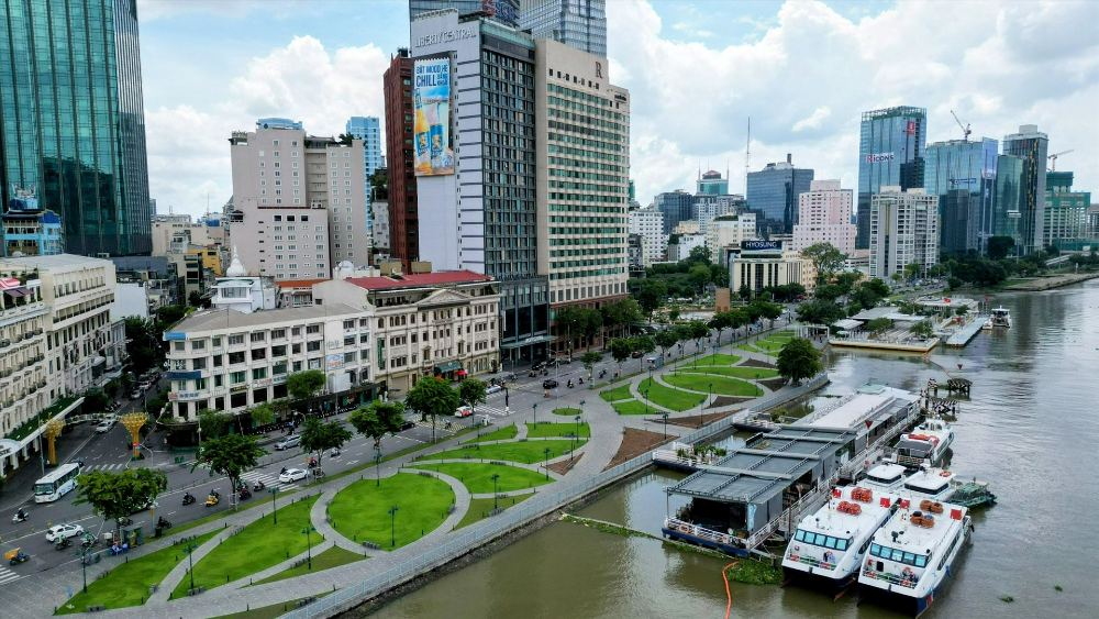 Đi dạo bến Bạch Đằng ngắm cảnh Sài Gòn xuân 2026