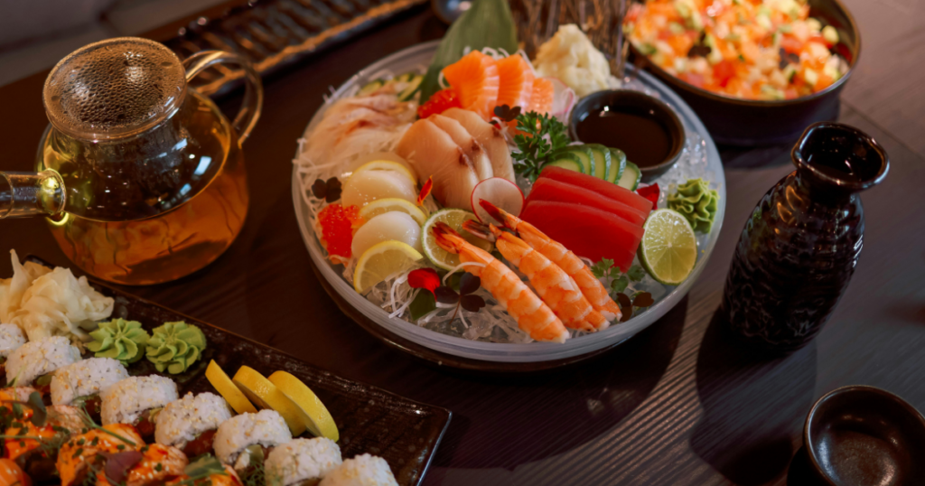 Bạn bè khám phá sashimi cá hồi